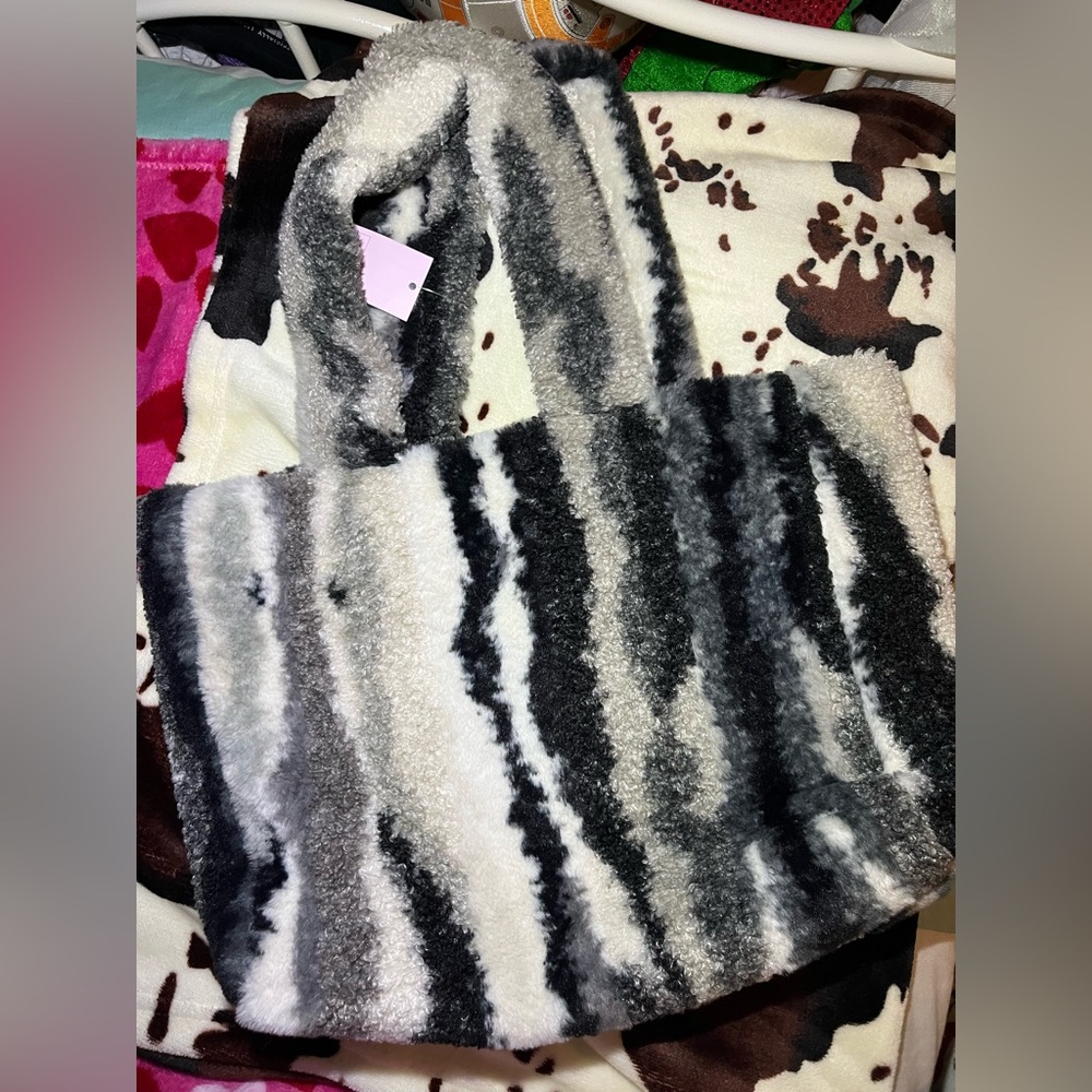 ✨BRAND NEW WILD FABLE FUZZY TOTE✨